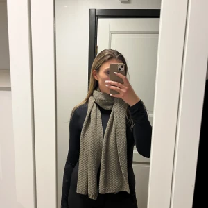 Halsduk i nyskick  - Aldrig använt. Fin kall brun färg.