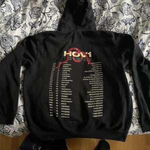 Svart hoodie med hov1tryck - Köpt på deras konsert i Malmö och köptes då för 899kr inprinsip helt ny! 