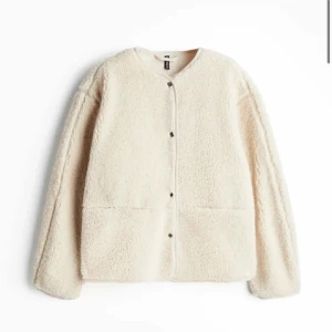 Beige teddyjacka med knappar - Mysig beige teddyjacka med knappar från h&m Perfekt för kyliga dagar. Endast använd några få gånger då den inte kommer till användning.