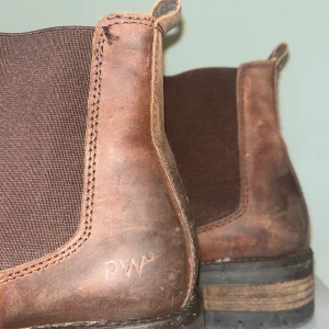 Bruna Chelsea boots - Snygga bruna Chelsea boots från ParkWest i skinn med elastiska paneler på sidorna för enkel på- och avtagning. Perfekta för både höst och vinter med en robust sula för bra grepp. Endast använda 2 gånger.