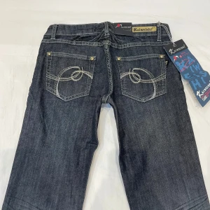 Lågmidjade bootcut jeans🤩 - Kan INTE ta kort med dem på då de är försmå❤️ Midja 35 cm rakt över plus lite stretch, gren 18 cm o innerben 79 cm. Märkta som W26 men uppskattar till XXS-XXXS. Nya med lappar kvar