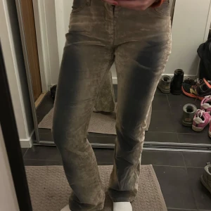 Replay jeans  - Snygga beigea jeans ifrån Replay men coola detaljer fram. De är i stolen 27 och sitter bra på mig som är 165 lång. 