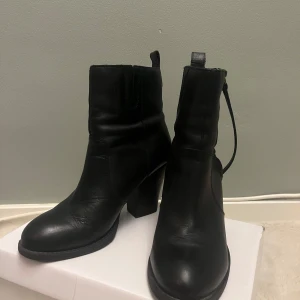 Svarta boots med klack - Snygga svarta boots i skinn från Wera Stockholm, med klack och dragkedja på sidan. Perfekta för en stilren look.