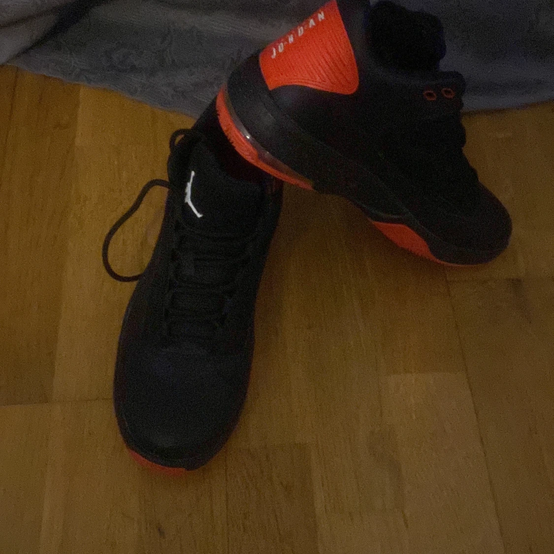 Svarta och röda Nike Air Jordans