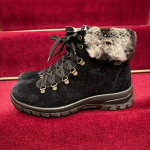 Svarta vinterskor  - Säljer snygga svarta vinterskor med snörning och mjuk pälsdetalj runt skaftet. Perfekta för kyligare dagar, 