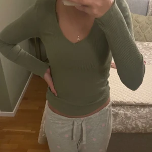 Olivgrön tröja  - En fin grön tröja från new yorker, köpte den ett par år sen men har knappt änvänt den. Från märket Amisu men är köpt i new yorker 