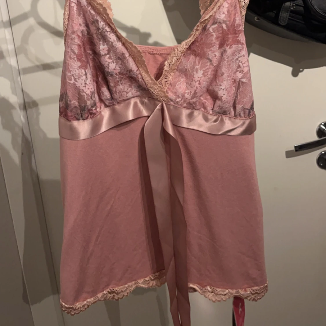 Rosa spetsklänning med satinband - 90