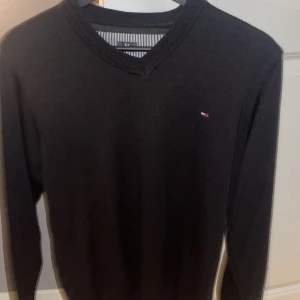 Svart tröja från Tommy Hilfiger - Säljer min svarta Tommy Hilfiger tröja i mycket bra skick 
