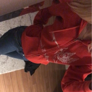 Röd best yet to come hoodie - Säljer min best yet to come hoodie då den inte används så mycket💞passar på både tjejer och killar. skriv för fler bilder/ prisförslag