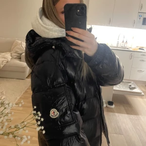 Moncler MAYA jacka  - Mörkblå moncler jacka i modellen maya! Skriv för fler bilder💙Jackan är i nyskick och kommer inplastad med originalförpackningen. (sista bilden för tydligare färg!!)