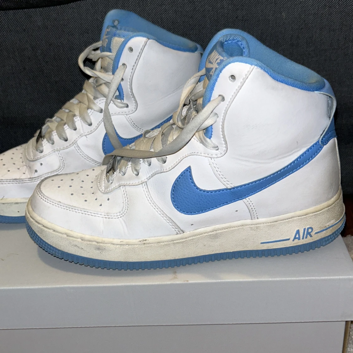 Nike Air Force 1 High i vitt och blått - 90