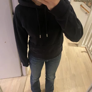 Marinblå hoodie - En mysig lite oversized hoodie som passar perfekt till vintern