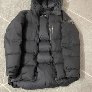 Sailracing  - Säljer en riktigt fet och skön sailrqcing jacka från kids brandstore, jackan är i nyskick och använda inte pågrund av att den e liten, det är storlek m och inget fel på jackan. Priset kan diskuteras vid snabb affär