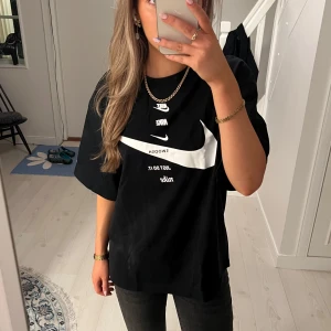 Svart t-shirt från Nike - Svart t-shirt från Nike med loggan fram. Oversized modell. Pris kan alltid diskuteras❤️