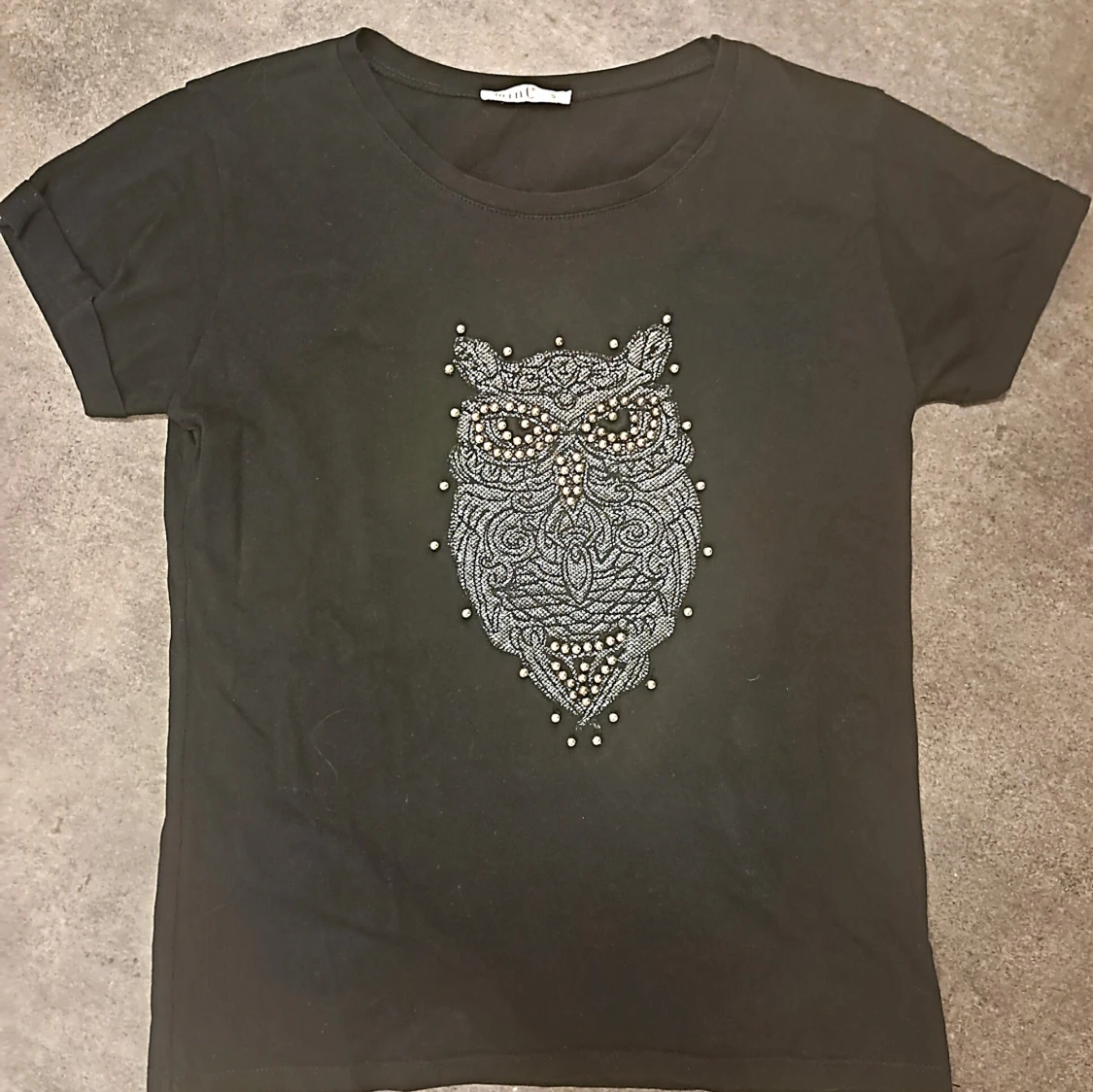 Svart t-shirt med ugglemotiv från Mint