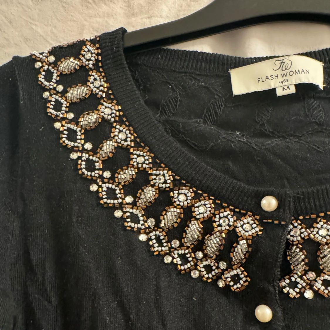Svart kofta med pärldetaljer från Flash Woman - 90