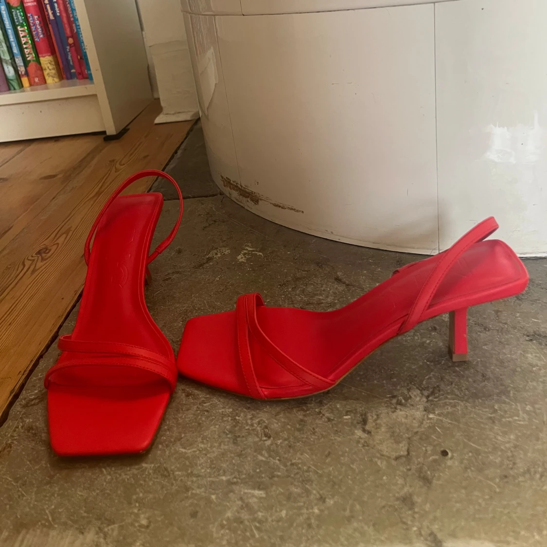 Röda sandaler med klack från Mango - 90