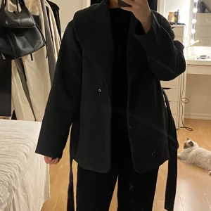 Mörkgrå kappa från bikbok - Köpt förra året, inte mycket använd. 