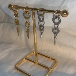 Örhängen  - Jättefina egen gjorda örhängen.  Köp för 99kr/st  Eller  185kr/par  Modell 099