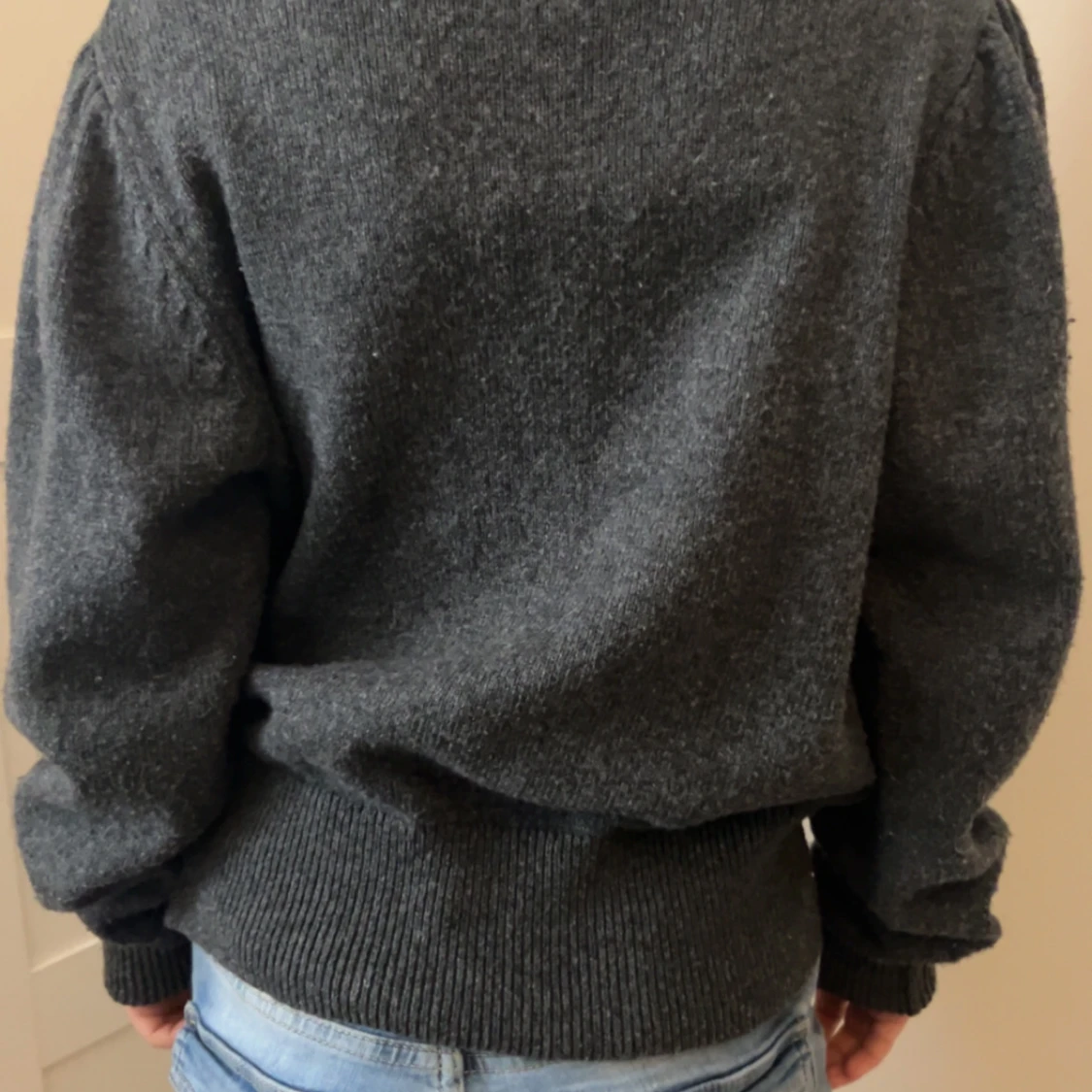 Mörkgrå tröja med paljettdetaljer - 90