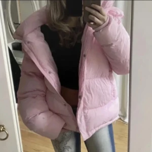 Slutsåld rosa jacka från Bikbok - Slutsåld rosa jacka från Bikbok i strl M. Första bilden är lånad resten är mina egna. Inga defekter förutom liten fläck på ryggen som knappt syns(se bild)😊Varm och skön!
