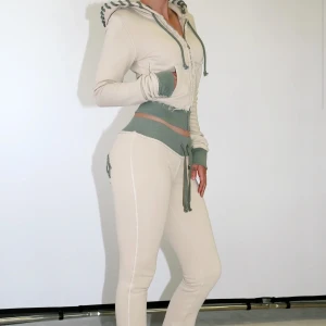 Hidden cult  - Aldrig använda, både byxor och kofta. Färgen passade inte mig, passar dig som är 160 typ. Är 155 cm själv. Storlek xs i båda delarna.  Pris kan diskuteras då jag köpte det för 2600 men vill bli av med det. 