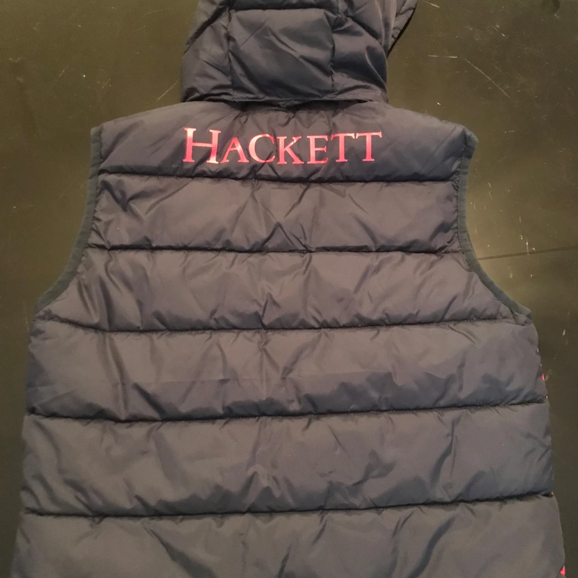 Marinblå och röd väst från Hackett - 91