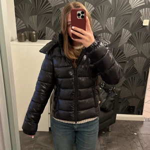 Svart pufferjacka - Säljer den populära pufferjackan från lager 157 i storlek S. Jackan är knappt använd men säljer då den tyvärr var lite liten på mig. Små defekter som ett litet hål under ena armen men det har lagats och är inget som syns eller tänks på💗400kr nypris