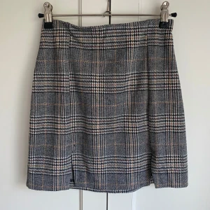 Mini kjol - Använd fåtal gånger, fint skick. Slits på båda sidorna fram. 