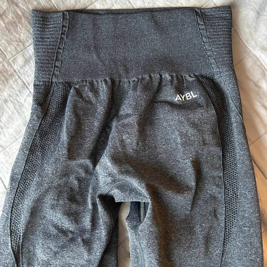 Grå leggings från AYBL - 90