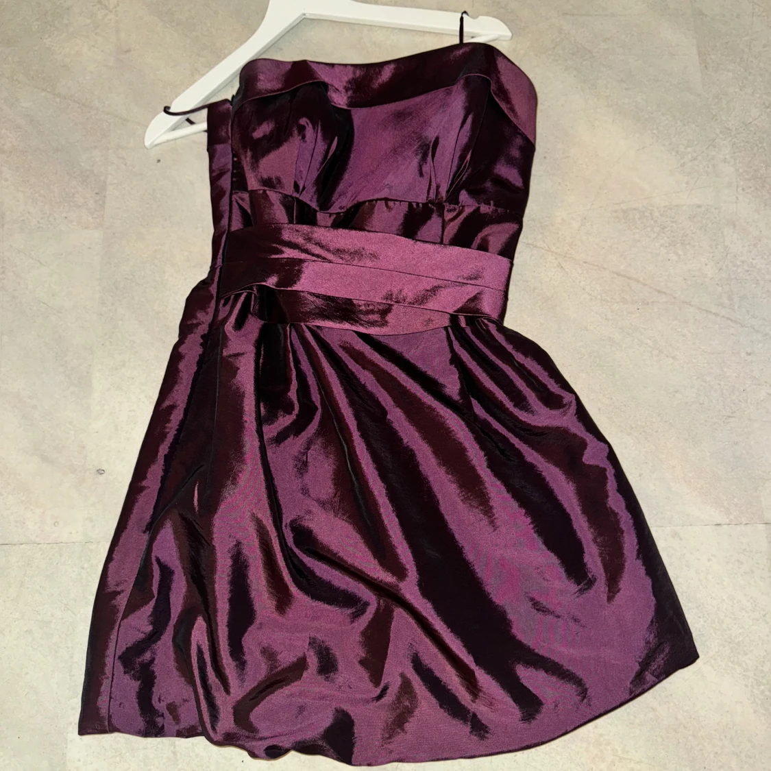 Lila axelbandslös klänning - 90