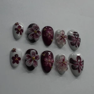 Ethereal Petals Short Almond - Mått - 15,11,12,11,9 (MM) Handgjorda lösnaglar av högsta kvalitet!✨Vid korrekt applikation och borttagning kan man återanvända dem flertalet gånger!💕 Man får med ett appliceringskit & instruktioner 