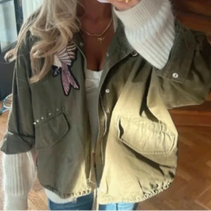 Grön jacka H&M - Säljer min jätte fina jacka från h&m, inga defekter och sällan använt den🩵 första bilden är lånad!