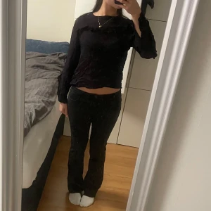 Marinblå långärmad topp med volangdetaljer - Marin blå topp med volanger 💗