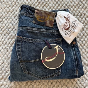 JACOB COHEN JEANS - Jacob Cohen Jeans - Storlek: 33, Benlängd 111cm, midja 41cm - Modell: 688 Slim fit - Nypris 5000kr - deluxecloset