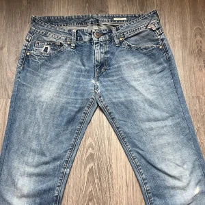 Replay jeans - Säljer mina replay jeans i storlek w30 l32. Den har inga defekter, den är sparsamt använd. Passar bra till alla årstider. Skriv ifall ni vill ha mer bilder, pris kan diskuteras😊