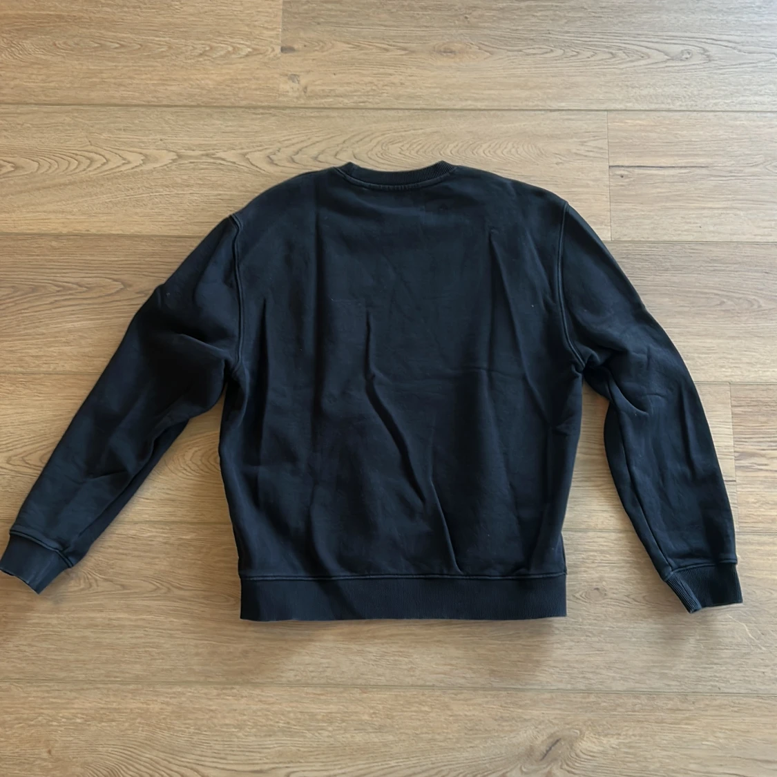 Svart sweatshirt med röd logga - 1