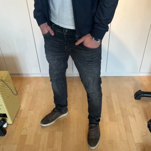 Urtvättade svarta jeans från Jack & Jones - Snygga svarta urtvättade jeans från Jack & Jones. Slim fit/glenn. Storlek 31/30. Modell på bild 183 cm. Tveka inte att skriva vid funderingar. Pris är diskuterbart.⭐️