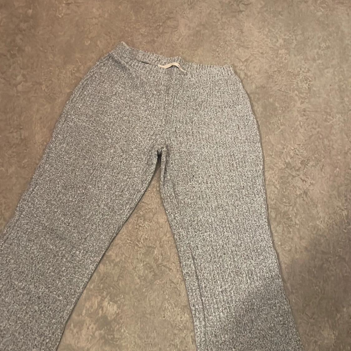 Grå stickade byxor