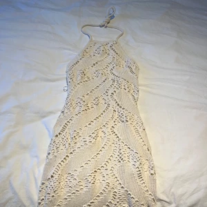 Beige stickad klänning från Bershka - Beige miniklänning från bershka. Endast testat aldrig använd. 