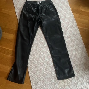 Svarta skinnbyxor - Snygga svarta skinnbyxor i storlek S. Byxorna har en klassisk design med raka ben och en stilren look. Perfekta för att ge din outfit en edgy touch.