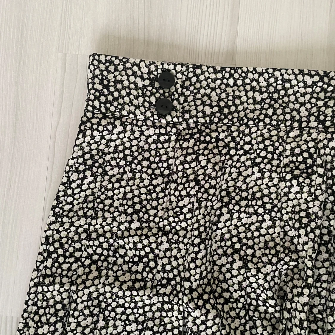 Svartvit blommig kjol - 1