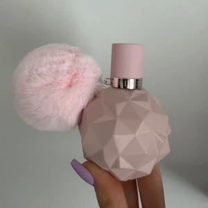 Ariana Grande Sweet Like Candy  - Säljer min sweet like candy by Ariana grande som är i 50ml. Den är nästan helt ny, har använt 2-3 sprut.