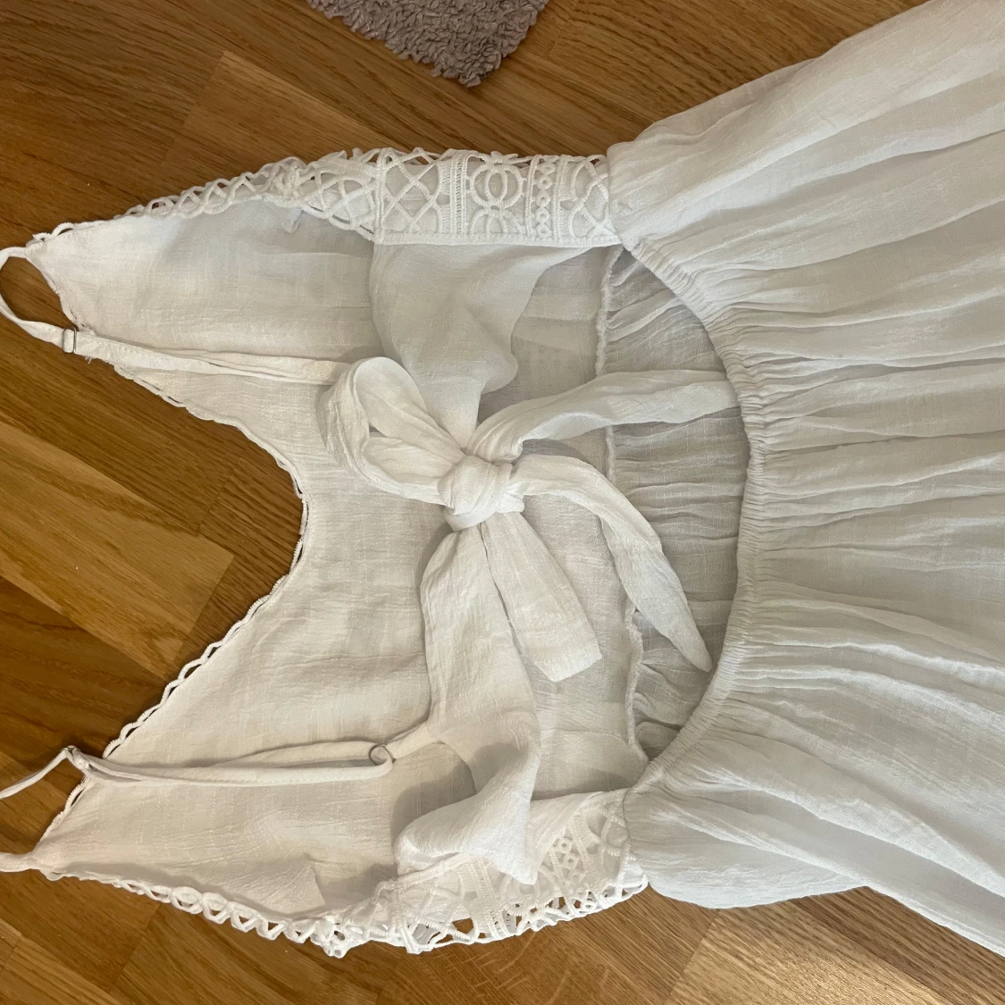 En vit sommarklänning  - 3