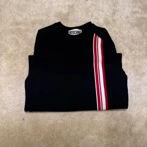 Oval Patch T-shirt från Moschino -  SÄLJER DENNA FETA COTTON INTERLOCK T-SHIRT FRÅN MOSCHINO KÖPT I MARBELLA PÅ BBVA! tröjan är i nytt skick,9/10.                                              KVITTO MED KOMMER!✅