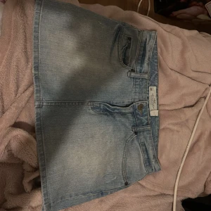 Ljusblå jeanskjol från Lee - Snygg ljusblå jeanskjol från Lee med klassisk femficksdesign. Kjolen har en kort längd och en bekväm passform. Perfekt för en avslappnad stil. 🦋