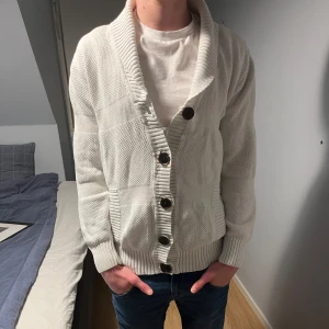 Vit Cardigan  - Säljer en stilren vit cardigan som är perfekt för lite kallare väder. Storleken är S och skick 8-10. Hör av dig om du har frågor👍