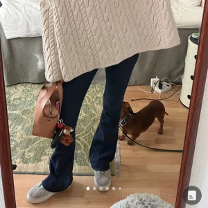 Mörkblå bootcut jeans Elie Tahari - Jeans från Elie Tahari. Pyttelite korta på mig som är 168cm. Lite lite slitna längst ner. 