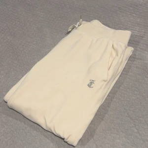 Juicy byxor - Säljer dessa smörvita (???) juicy byxor, köpte i butik för något/några år sedan o bara haft hemma. De metallbitarna på snörena har försvunnit när de tvättats!!  tror nypris på dessa ligger runt 1000 eller något sånt, som på de flesta modellerna av deras byxor. 💓💓💓💓