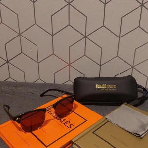 Svarta Solglasögon  - Snygga svarta solglasögon med svart glas. Helt nya